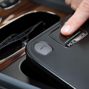 Wohin nur mit dem Kleingeld im Luxus-SUV? Der Bentley-Bentayga bietet dafür einen Biometrie-Tresor als exklusives Extra.(Bild:  Bentley)