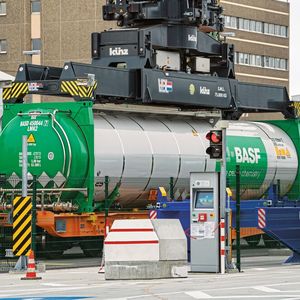 Das vollautomatische Tankcontainerlager am BASF-Standort Ludwigshafen nahm im Oktober 2018 seinen Betrieb auf. 5G spielt dabei eine wesentliche Rolle.(Bild:  BASF)