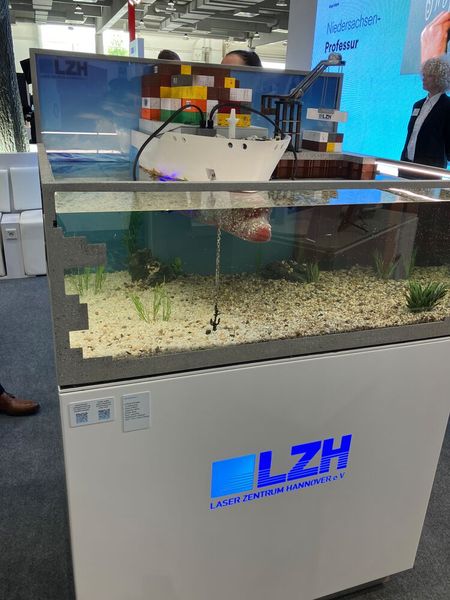 Wissenschaftler am LZH entwickeln gemeinsam mit Partnern ein automatisiertes, umweltfreundliches Verfahren, um Schiffsrümpfe unter Wasser mit dem Laser zu reinigen. Der marine Bewuchs an Schiffsrümpfen mit Muscheln und Algen erhöht den Strömungswiderstand von Schiffen, dadurch ihren Kraftstoffverbrauch und ihre Emissionen. Ziel ist es, eine schonende Alternative zu Anti-Fouling-Beschichtungen zu realisieren.  (Bild: Juliana Pfeiffer/VCG)