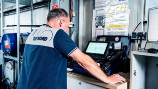 Im hessischen Wirtschafts- und Verkehrsministerium schnitten die Vertreter des hessischen Kfz-Gewerbes auch das Thema Prüfstützpunkt und HU an. (Bild: Promotor)