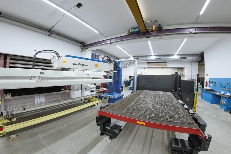 Das Teilehandling und die Automation, die auf das Hochregallager zugreifen kann. Im Vordergrund ist der Beladetisch der Amada Ventis mit 6 kW für den Weissblechbereich zu sehen. (Bild: Matthias Böhm)