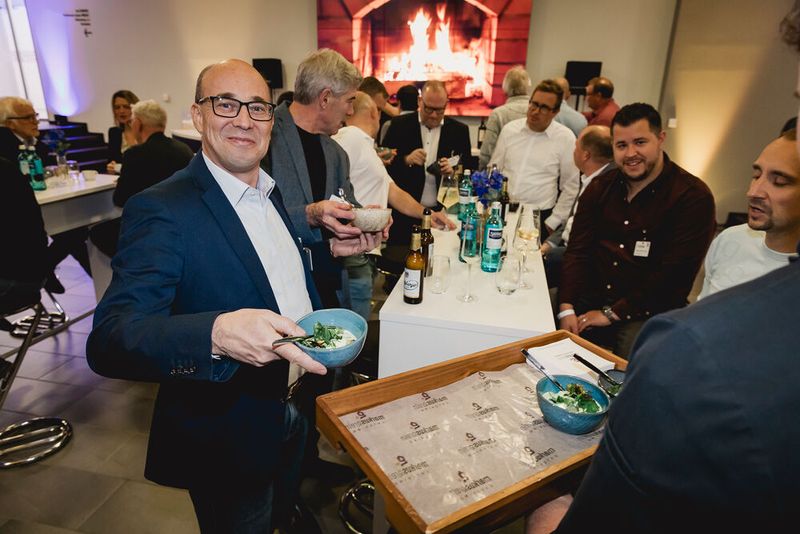 Die gemütliche Atmosphäre lädt zum Erfahrungsaustausch zwischen den Branchen ein. (Bild: Stefan Bausewein)