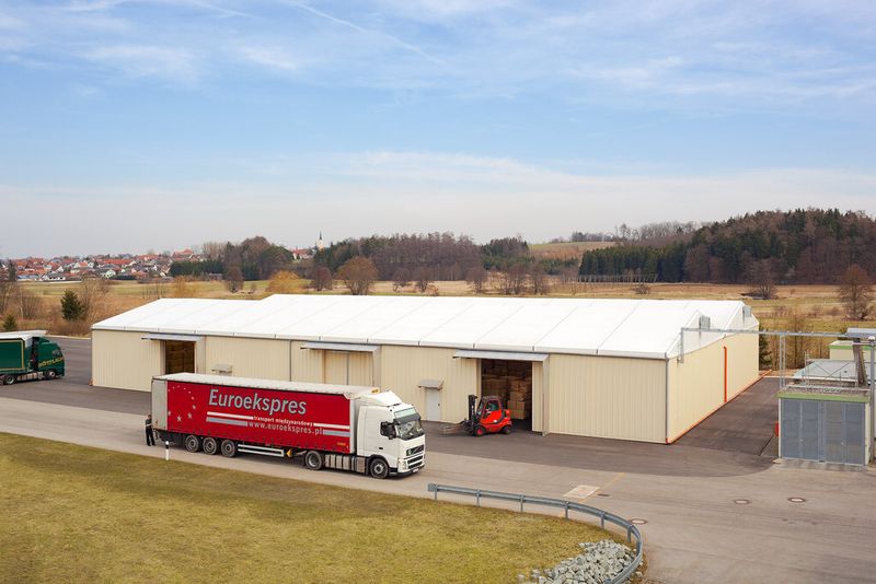 Lagerzelt: Dach und Giebel bestehen aus Planen aus PVC-beschichtetem Kunststoff-Schwergewebe. Die   Seitenwände sind mit einschaligem, farbbeschichtetem Stahl-Trapezblech bekleidet. (Bild: Losberger)