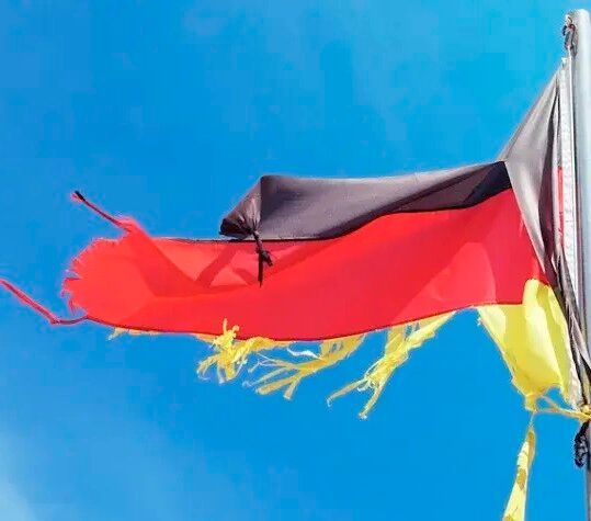 Der Wirtschaftsstandort Deutschland hängt zwar noch nicht in Fetzen, aber angeknabbert ist er deutlich, sagen die Forscher vom Ifo-Institut. Hier einige Prognosen und Forderungen für die kommenden Jahre ...(Bild:  German Flaggs)