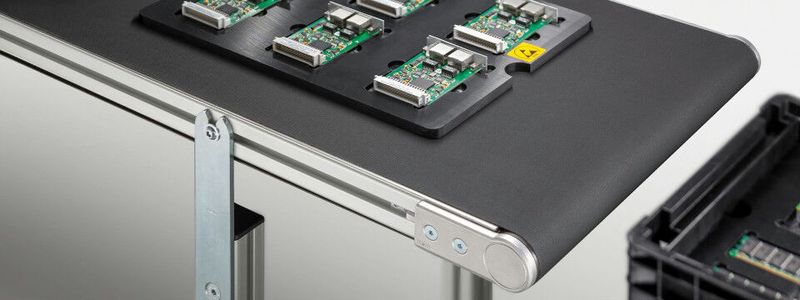 Für den Transport ESD-sensibler Bauteile hat item ESD-sichere Transportbänder und Zahnriemen entwickelt (Bild:  item)