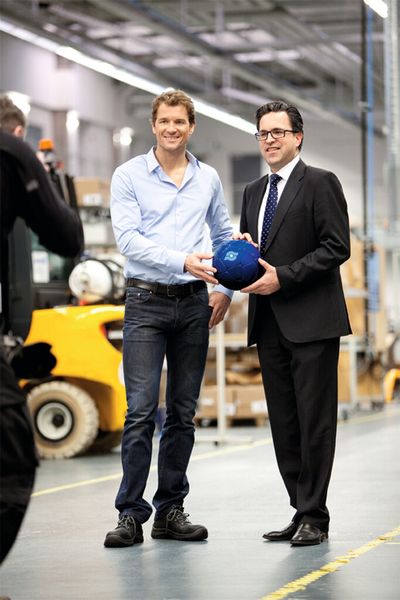 Konzentriertes Halten – präzises Greifen: Ab sofort wird Jens Lehmann (links) als Markenbotschafter von Schunk in Aktion treten. Der geschäftsführende Gesellschafter Henrik A. Schunk (rechts) hat den Weltklasse-Torhüter persönlich dafür ausgewählt. (Bilder: Schunk)