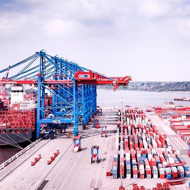 Der Umschlag von Containern nahm in den letzten neun Monaten am Hamburger Hafen deutlich zu, was den den Umsatz steigen ließ. Hier einige Zahlen dazu ... (Bild: HHLA)