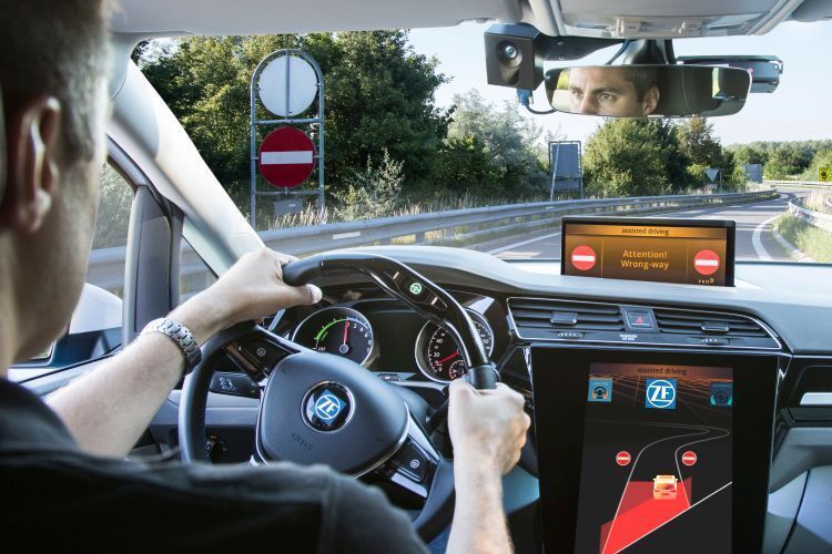 Heute schon machbar: Das Auto erkennt eine drohende Geisterfahrt bereits beim Einfahren in die falsche Fahrbahnrichtung und stoppt das Fahrzeug. (www.gigler.com)