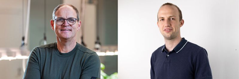 PCG-Chef Oliver Schallhorn (l.) und Benny Woletz, Managing Director bei Cloudwürdig, sind stolz auf die Auszeichnung durch Google.(Bild:  Public Cloud Group (PCG))