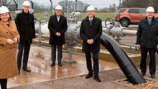 Bei der Inbetriebnahme an der Pipelinestation in Marl-Polsum anwesend waren unter anderem Daniela Kampmann (Head of Logistics Pipelines Evonik), Benie Marotz (Geschäftsführer Ineos Phenol), Sascha Rose (Procurement Manager Ineos), Thomas Wessel (Personalvorstand und Arbeitsdirektor von Evonik) und Thomas Sunderbrink (Project Commercial Manager von Ineos). (Chemiepark Marl)