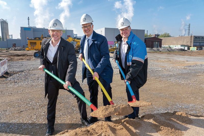 Symbolischer Spatenstich für die Erweiterung der Covestro-Folienproduktion in Dormagen (v.l.): Thorsten Dreier (Leiter Foliengeschäft), Produktionsvorstand Klaus Schäfer und Michael Friede (Leiter des Segments Coatings, Adhesives, Specialties). (Covestro)