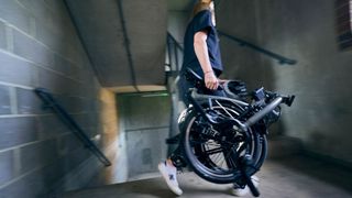 Wer ein zusammengefaltetes Brompton einige Treppen hinauftragen muss, wird sich über eine besonders leichte Version besonders freuen. (Bild: Brompton)