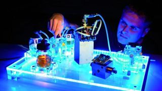 Bild 1: Die Messung der Ölqualität und der Partikelzahl erfolgt direkt online im Schmierstoffkreislauf. (Bild: Bley)