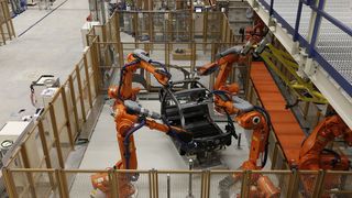 Ist das die Zukunft&gamma; ABB-Roboter bearbeiten das CFK-Life-Modul des BMW i3 im Werk Leipzig. (Bild: BMW)