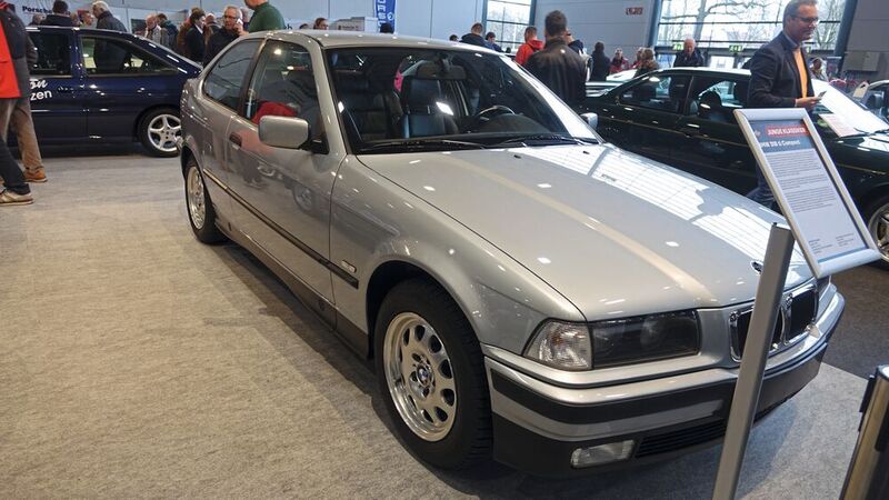 Ein neuerer Wagen aus der Kategorie „junge Klassiker“ war dieser BMW 318ti compact. Mit einem Kilometerstand von nur 57.333 km gab's ihn zum Preis von 11.550 Euro. (Bild: Dominsky –  »kfz-betrieb«)