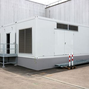 Das Herzstück der Fertigungslinie ist eine maßgeschneiderte, vollredundante Druckluftstation von Atlas Copco in Form einer Turn-Key-Solution, die in einem großen Container außerhalb der Fertigungshalle untergebracht ist. (Bild:  Atlas Copco)