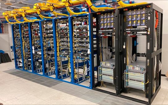 Das Rückgrat der Datenmassen: In den Server-Racks der Austragungsorte arbeiteten MX-Universal-Router und EX-Switches.(Bild:  HPE)