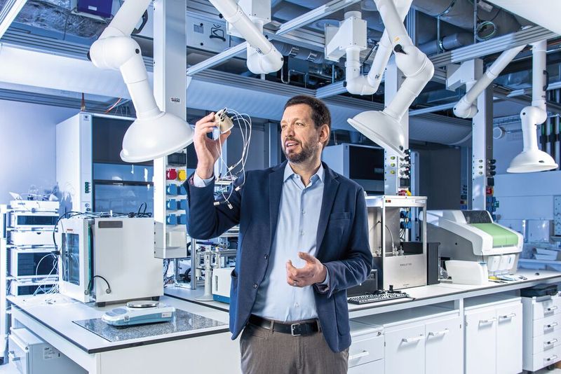 Forschungsleiter Corsin Battaglia mit einem der Reaktoren der neuen Anlage (Bild: Empa)