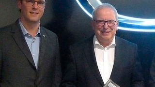 Bernhard Kaplan, Geschäftsführer Mazda Deutschland (li.) und Bernhard Becklönne, Direktor Vertrieb Car-Garantie, wollen für Kunden eine langfristige Kostensicherheit erzeugen. (Bild: Car-Garantie)