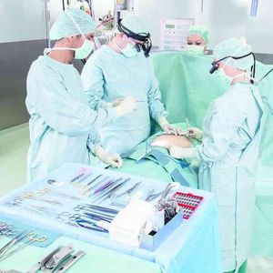 Wiederverwendbare OP-Produkte und chirurgische Instrumente, die nicht mit einem aktiven Produkt verbunden sind, sind Produkte der Klasse I gemäß Medizinprodukterichtlinie 93/42/EWG.