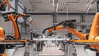 Im Smart Production Center arbeiten Roboter schon intelligent, hier ist KI-Software im Einsatz. (Kuka AG)
