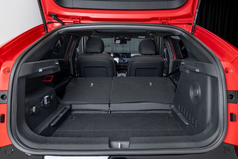 Der normale Kofferraum ist nur durchschnittlich groß, die hohe Stufe der Rückbank wirkt störend. (Bild: Hyundai)