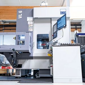 Modern production hall with the vertical pick-up turning machine VL 6 from Emag at Zoerkler.(Image: Emag)