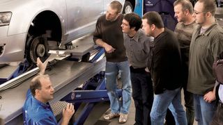 Allen voran Industrieunternehmen wie ZF, aber auch der freie Kfz-Teilehandel bieten traditionsgemäß eine Vielzahl an Schulungen gerade für freie Werkstätten an. Nicht selten kooperieren sie dabei mit professionellen Schulungsdienstleistern. (ZF)