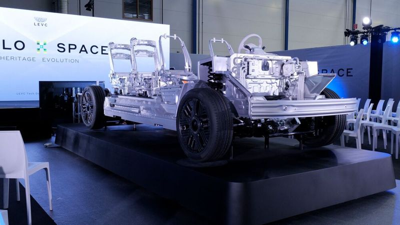 In Coventry hat LEVC seine neue SO-Architektur für E-Autos mit drei Sitzreihen vorgestellt.(Bild:  LEVC)