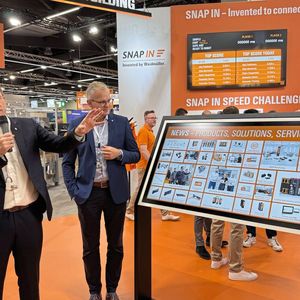 Weidmüller auf der SPS: Zwei Geschäftsführer führen durch den Stand.(Bild:  MC/VCG)