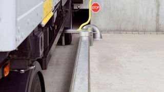 Wer das mechanische Radblockiersystem von Hörmann einsetzt, verhindert das Wegrollen des Lkw von der Verladestation. (Hörmann)