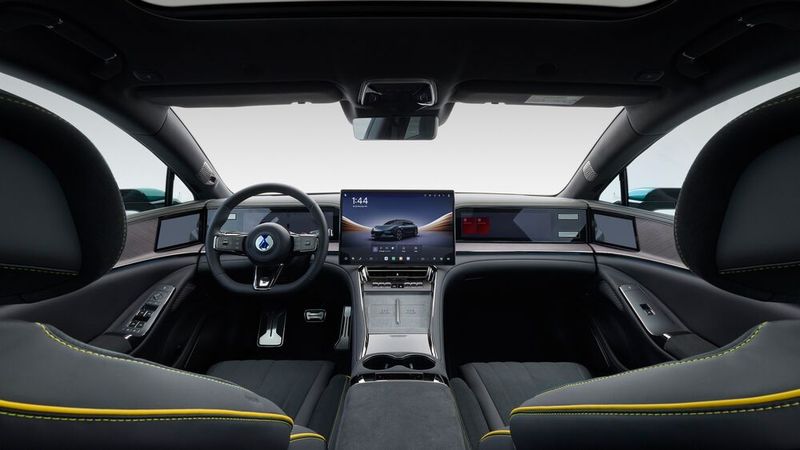 Dreifach-Anzeige: Die Displays im chinesischen Flachmann messen 17,3 und zweimal 13,2 Zoll. (Bild: Denza)