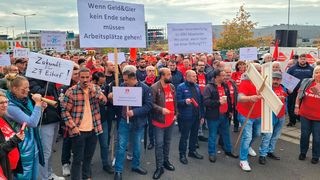 Zentrale Solidaritätsveranstaltung in Schweinfurt am 26. Oktober 2022: Mitarbeiter aus allen deutschen ZF-Standorten waren angereist, um am Rande einer Aufsichtsratssitzung ihre Solidarität mit Eitorf zu bekunden. (Bild: ZF Group)