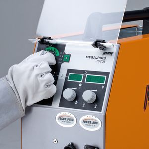 Bild 1: Die Schweißstromquelle Mega-Puls-Focus mit fünf integrierten Schweißprozessen für verschiedene Anwendungen und Materialien.