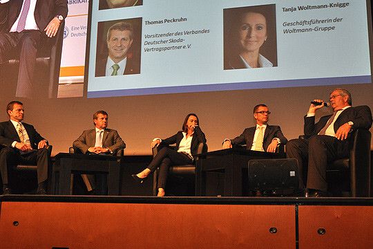 Diskutierten in der Händlerrunde: (v.r.) Franz Xaver Hirtreiter, AVP Automobilgruppe; Stefan N. Quary, Dürkop; Tanja Woltmann-Knigge, Woltmann-Gruppe; Thomas Peckruhn, Skoda-Händlerverband und Moderator Wolfgang Rother. (Foto: Redaktion)