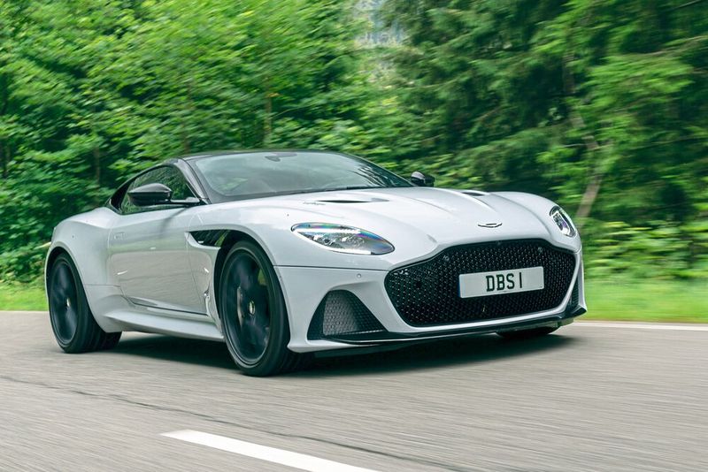 Ein mächtiger Kühlergrill sowie große Lufteinlässe in der Frontschürze und ein aus Carbon geformter Frontsplitter sollen bei der Höchstgeschwindigkeit von 340 km/h für 180 Kilogramm Abtrieb sorgen.  (Bild: Aston Martin)