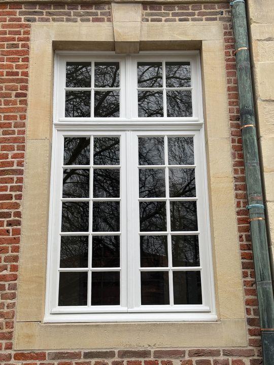 Endzustand eines restaurierten Fensters. Die Farben aus nachwachsenden Rohstoffen kommen den historischen Materialien sehr nah. (Bild:  Kramp & Kramp/Kreidezeit)