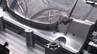 Nachdem das Presshärten in der Blechumformung etabliert ist, entwickelt AP&T jetzt Produktionssysteme für die Warmumformung von CFK. (Bild: AP&T)