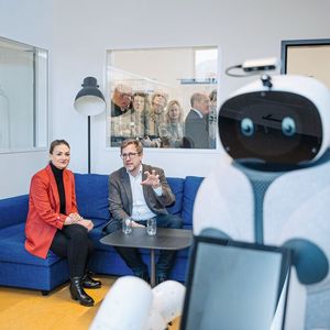 Prof. Alexander König im Gespräch mit der Bayerischen Gesundheitsministerin Judith Gerlach. Vorne: Der neue Garmi. (Bild: Max Merget)