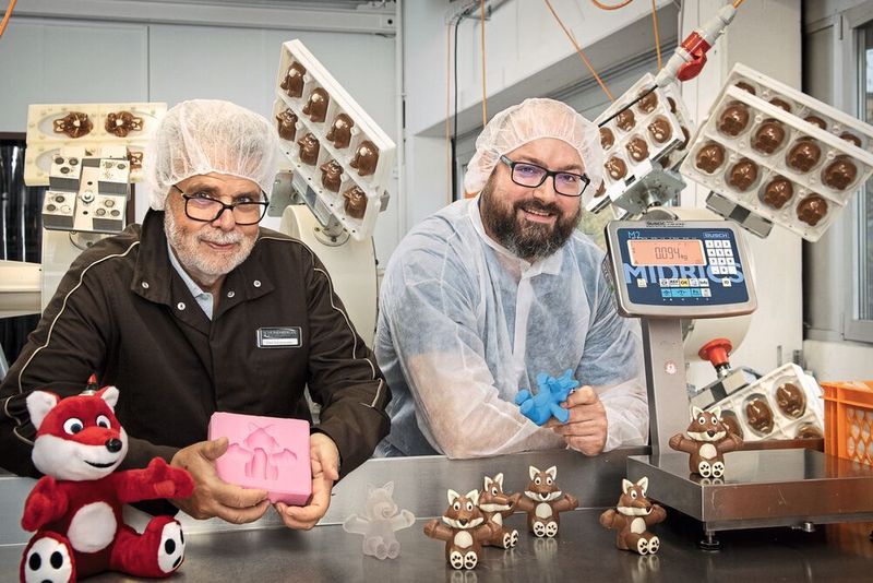 Perfekte Zusammenarbeit: Peter Schuhmacher (links), Leiter Qualitätssicherung und Support Verkauf und Entwicklung von Chocolat Schönenberger, mit Michael Klauser, Konstrukteur bei Jato-Düsenbau. (Thomas Entzeroth)