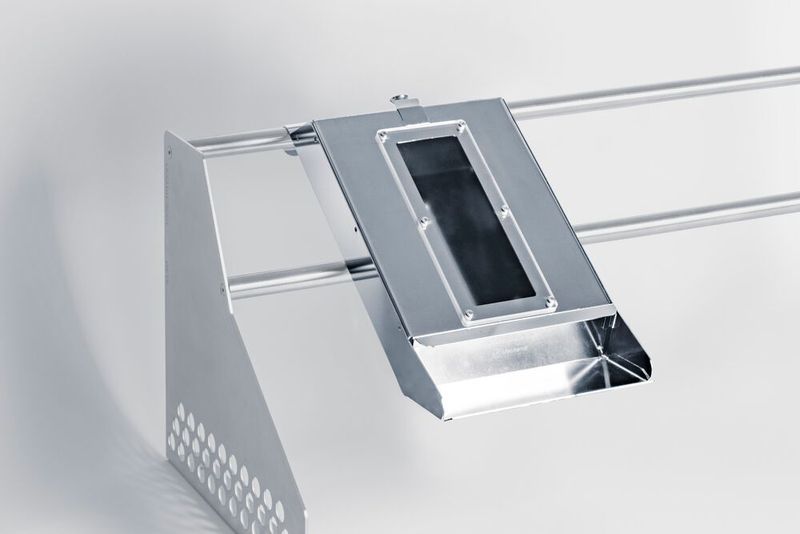 Eine neue Generation multifunktionaler Edelstahl-Greifboxen lässt sich als prozessorientierte Werkstückträger einsetzen. Sie werden mit Aufnahmegestellen angeboten und können auch mit RFID-Tags bestückt werden. (LK Mechanik)