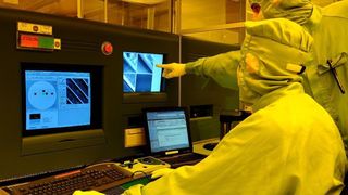 Sieger  der Kategorie Wissenschaftler bei der Arbeit: Peter Staks, ELMOS Semiconductor AG - Mitarbeiter kontrollieren das Ergebnis eines Plasmaätzprozesses mit einem Rasterelektronenmikroskop (REM). (Archiv: Vogel Business Media)