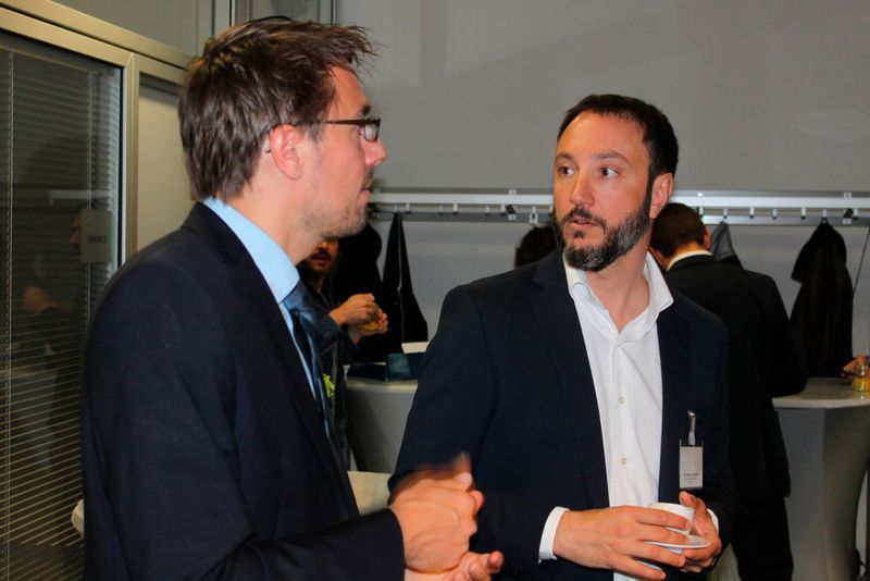 Bei einer Kaffepause konnten sich die Besucher stärken, mit den Experten diskutieren und die Ausstellung besuchen. (V. Siegl/konstruktionspraxis)