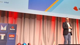 Europachef Hans Roth erläuterte auf dem Red Hat Summit Connect, vor welchen Herausforderungen Anwender üblicherweise stehen und wie Red Hat diesen begegnen will. (Bild: Müller)