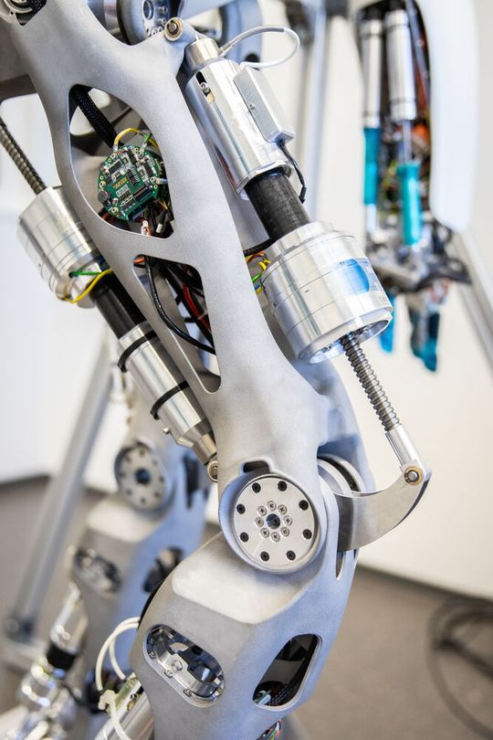 Das Projekt will Steuerungssysteme auf Basis von Künstlicher Intelligenz näher an die Fähigkeiten des Menschen rücken.(Bild:  DFKI GmbH / Annemarie Popp)