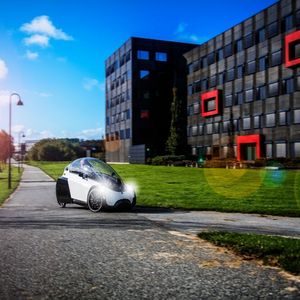 Ein Kleinstauto auf dem Fahrradweg? Keineswegs – das Frikar wird mit Kraft der Pedale und elektrischer Unterstützung betrieben. 