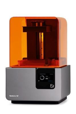 3D-Drucker Form 2:  Form 2 bringt die Technologie des 3D-Drucks in eine große Bandbreite von Branchen, etwa in die Zahntechnik, das Kunsthandwerk, die Bildung, das Design oder den Maschinenbau. Mithilfe hochauflösender Stereolithografie-Technologie werden laserscharfe Drucke mit sehr guter Oberflächenbeschaffenheit erzeugt. Die Bedienung bleibt dabei einfach und intuitiv, das Gerät arbeitet zuverlässig und sehr präzise. Mittels Touchscreen-Oberfläche können Druckvorlagen einfach über Wi-Fi hochgeladen werden, Hersteller Formlabs, Somerville, USA. (Bild: Red Dot / Formlabs)