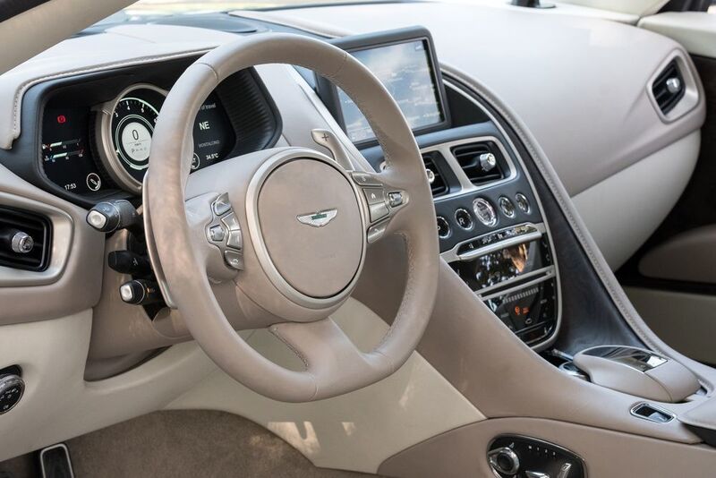 Der Innenraum des Aston Martin DB11 bietet zeitgemäße Technik und klassischen Luxus. (Aston Martin)
