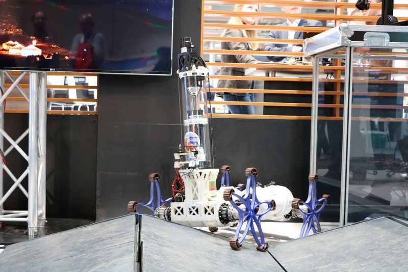 ... im Orbit Wartungs- und Reparaturarbeiten an Satelliten vornehmen oder Weltraumschrott aus der Erdumlaufbahn entfernen.  (K.Juschkat/konstruktionspraxis/elektrotechnik)