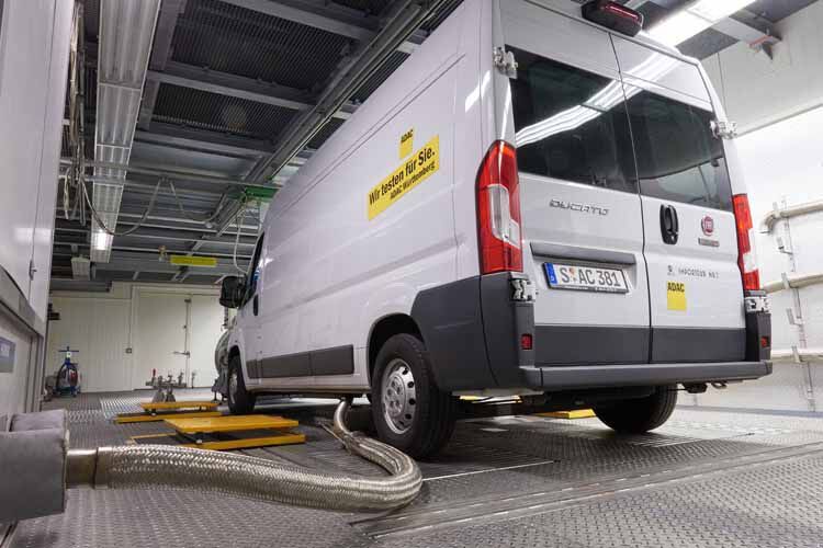 Getestet hat der ADAC aber nicht nur auf dem Prüfstand, ...  (Bild: ADAC)